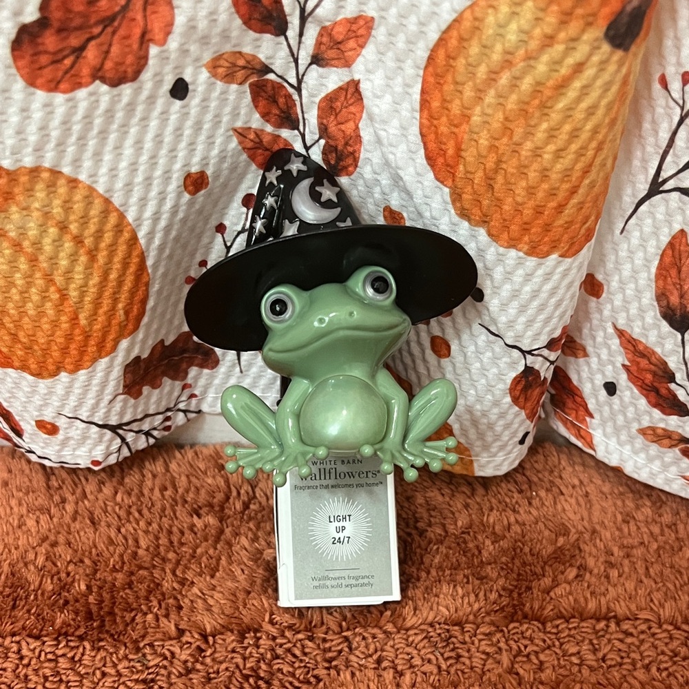 Bath & Body Works Witchy Frog Wallflower Plug